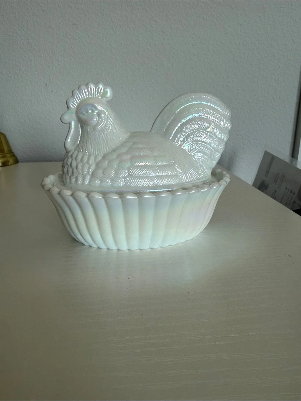 Rosso/Westmoreland Rooster iridescent White Hen-on-Nest